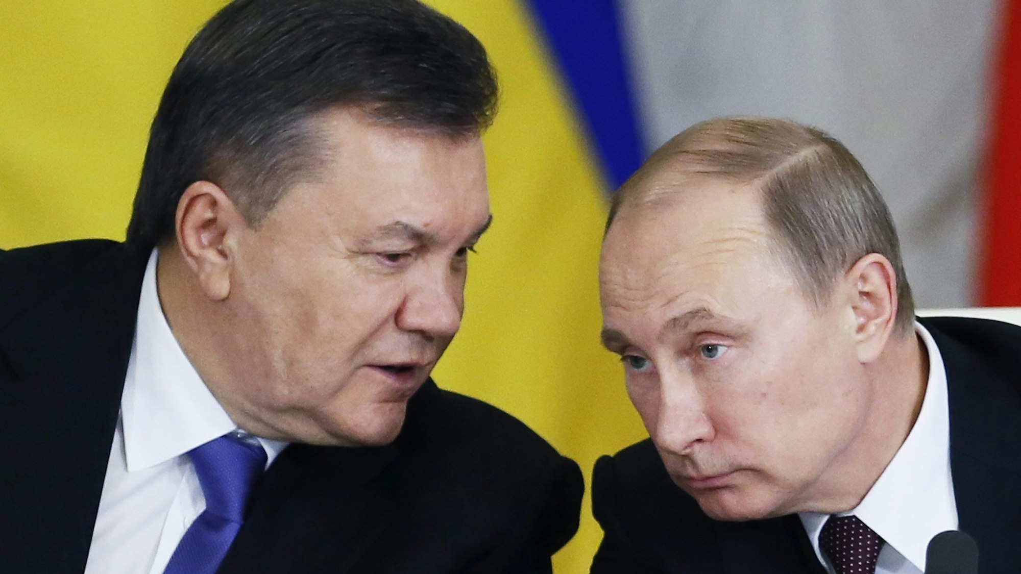 Warum greift Russland die Ukraine an? Nachdem der von Russland unterstützte Viktor Janukowitsch (l., hier 2013 neben Wladimir Putin) Präsident wurde, gab es zahlreiche Demonstrationen in der Ukraine.