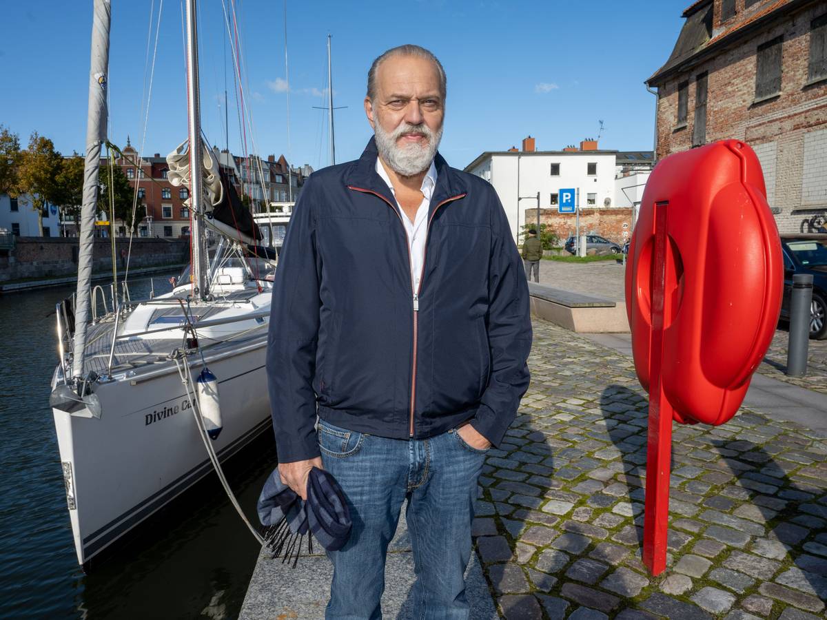 Der Schauspieler Jan-Gregor Kremp als Kommissar Richard Voss steht am Rande von Dreharbeiten zum 90-minütigen Special der ZDF-Krimiserie „Der Alte“ am Set.