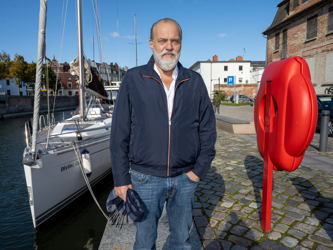Der Schauspieler Jan-Gregor Kremp als Kommissar Richard Voss steht am Rande von Dreharbeiten zum 90-minütigen Special der ZDF-Krimiserie „Der Alte“ am Set.