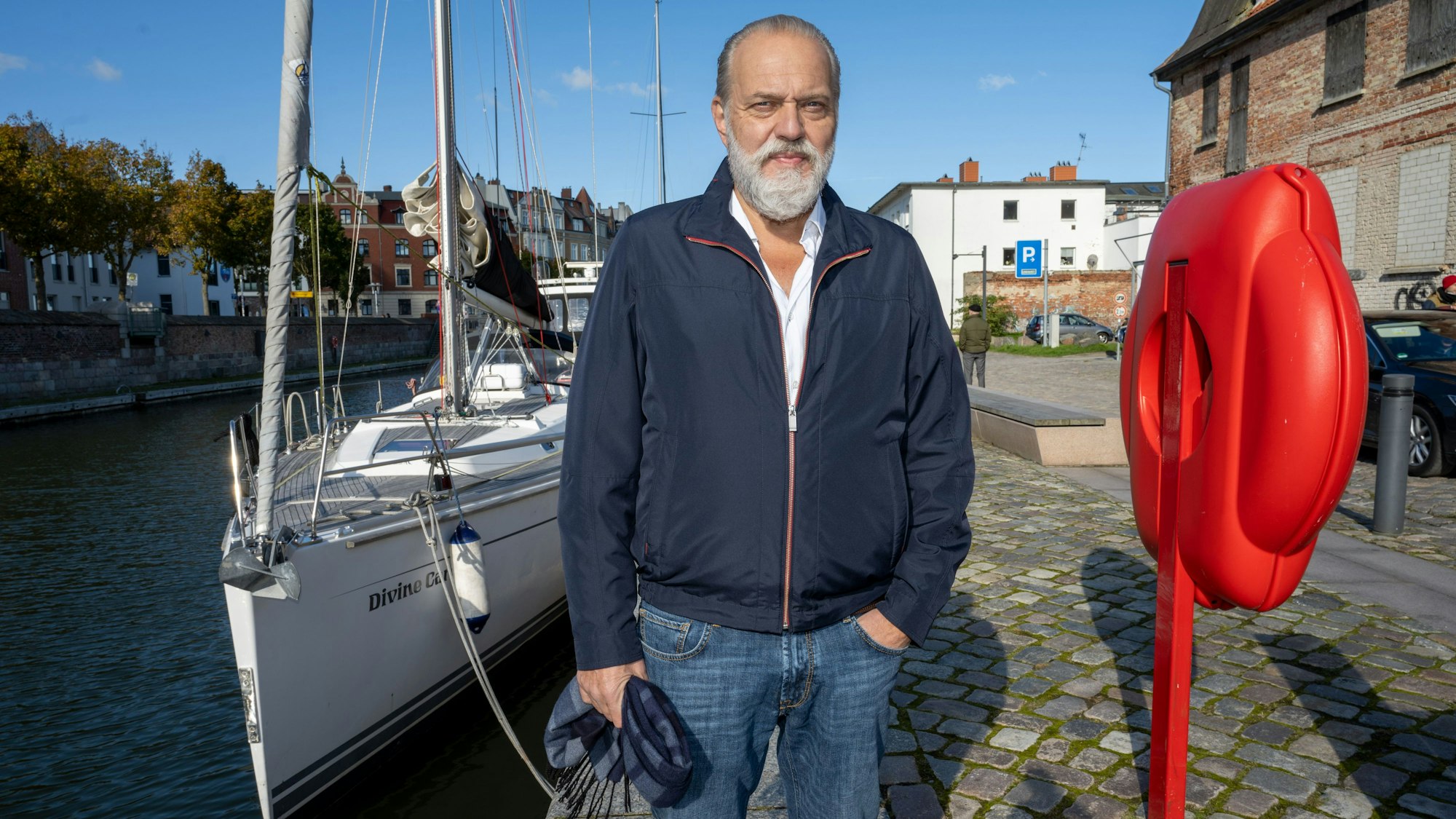 Der Schauspieler Jan-Gregor Kremp als Kommissar Richard Voss steht am Rande von Dreharbeiten zum 90-minütigen Special der ZDF-Krimiserie „Der Alte“ am Set.