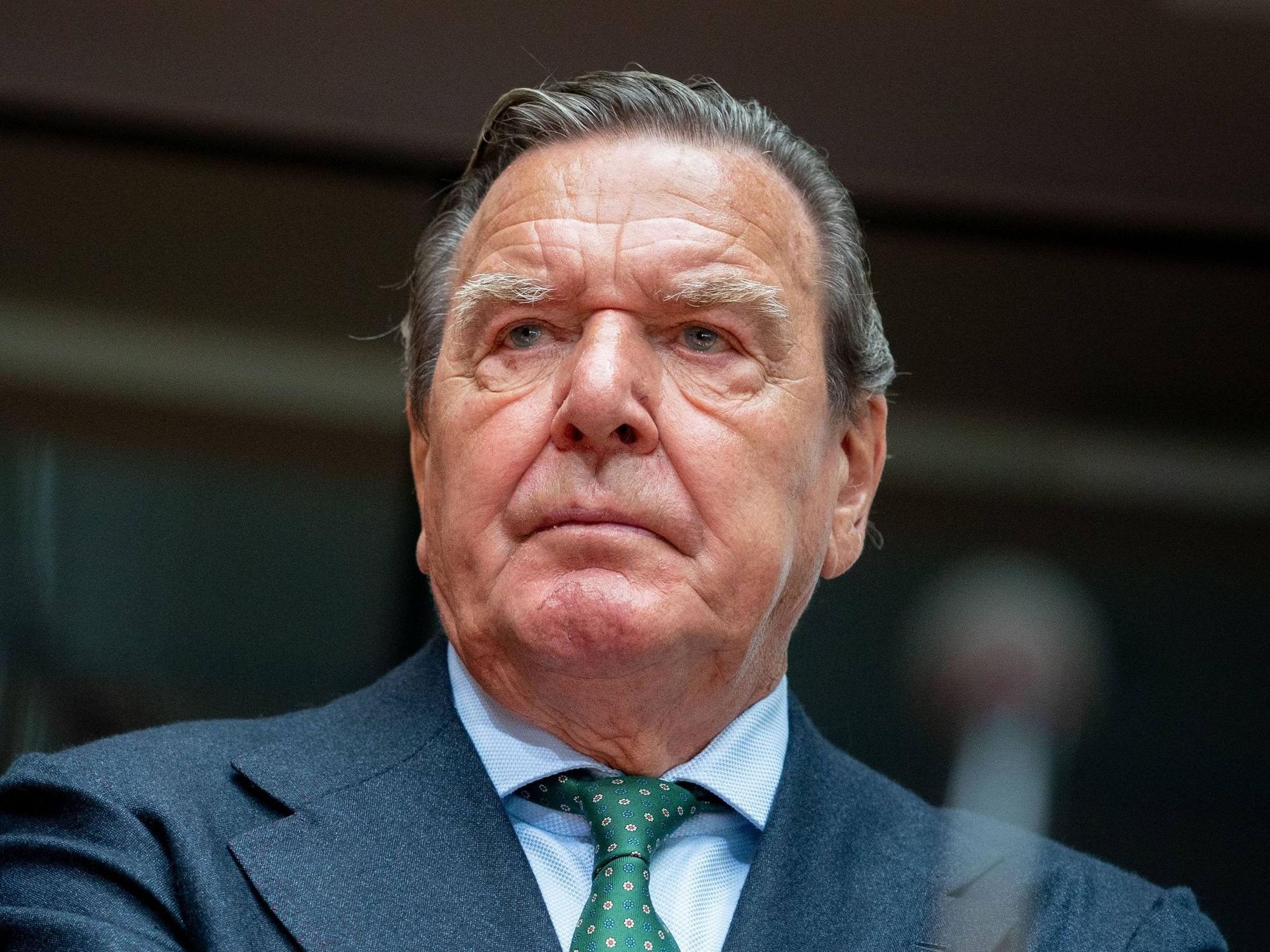 Das Foto zeigt Ex-Kanzler Gerhard Schröder. Der 77-Jährige bekommt aus der SPD aufgrund seiner russischen Beziehungen heftigen Gegenwind.