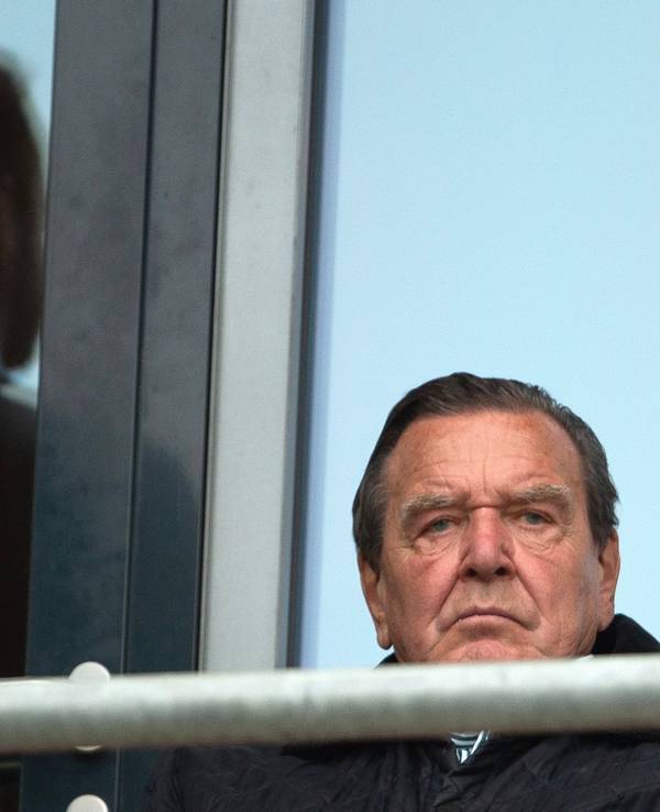 Altbundeskanzler Gerhard Schröder, Aufsichtsratsvorsitzender von Hannover 96, sitzt im Stadion.
