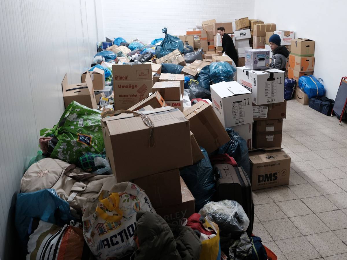 Viele Kartons mit Sachspenden. Auch beim Blau-Gelben Kreuz in Köln wird für die Ukraine gesammelt.