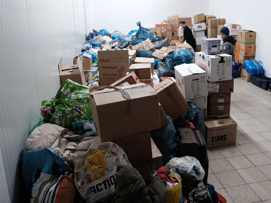 Viele Kartons mit Sachspenden. Auch beim Blau-Gelben Kreuz in Köln wird für die Ukraine gesammelt.