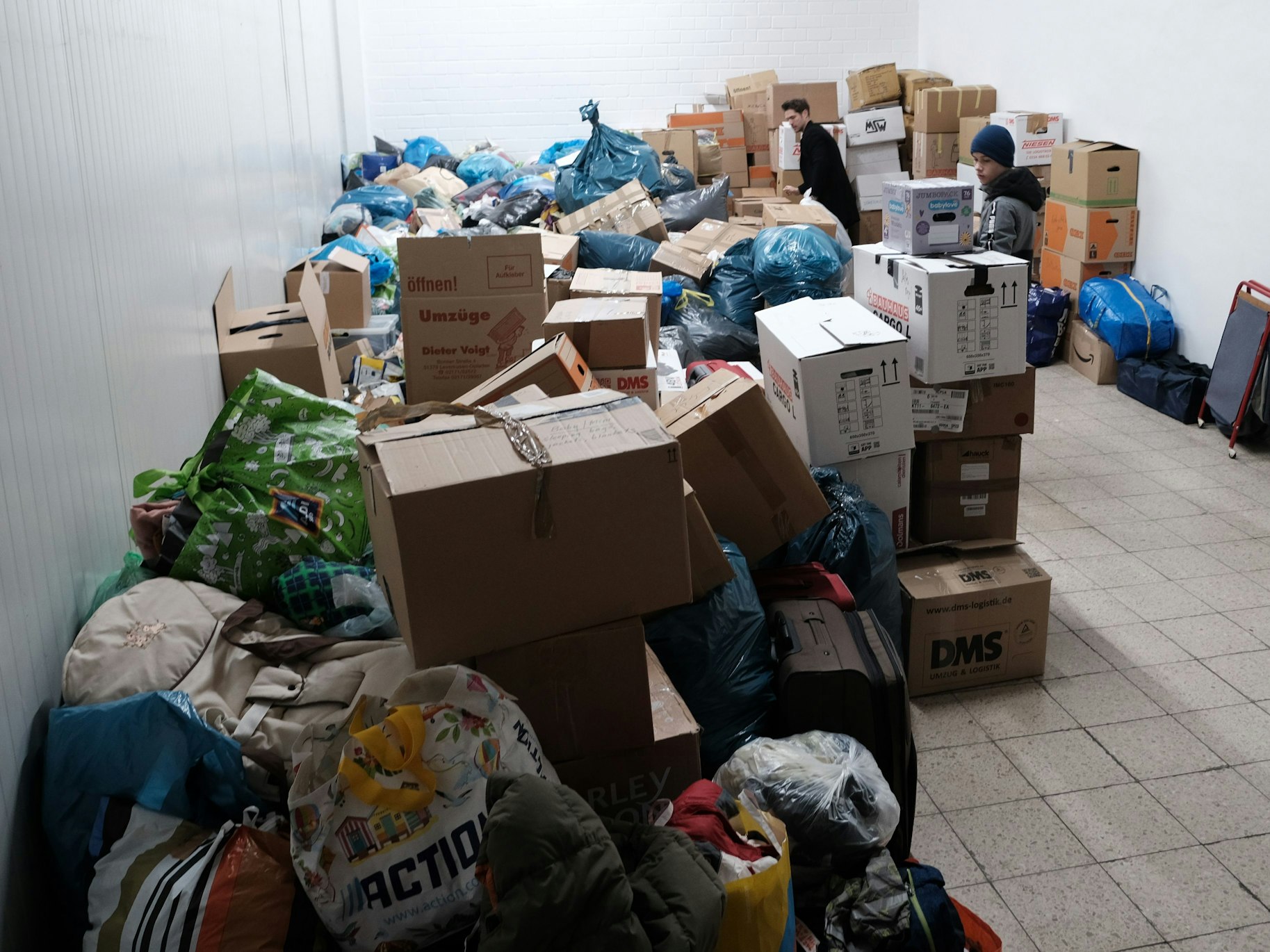 Viele Kartons mit Sachspenden. Auch beim Blau-Gelben Kreuz in Köln wird für die Ukraine gesammelt.