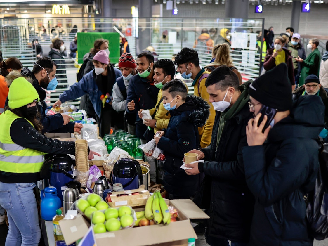 Freiwillige verteilen Getränke und Essen an Flüchtlinge aus der Ukraine, die am 1. März am Hauptbahnhof in Berlin ankommen. Tausende Menschen suchen auch in Deutschland Schutz vor dem Krieg. Die Polizeigewerkschaften befürchten nun, dass es vermehrt zu Anschlägen auf Flüchtlingsheime kommen könnte.