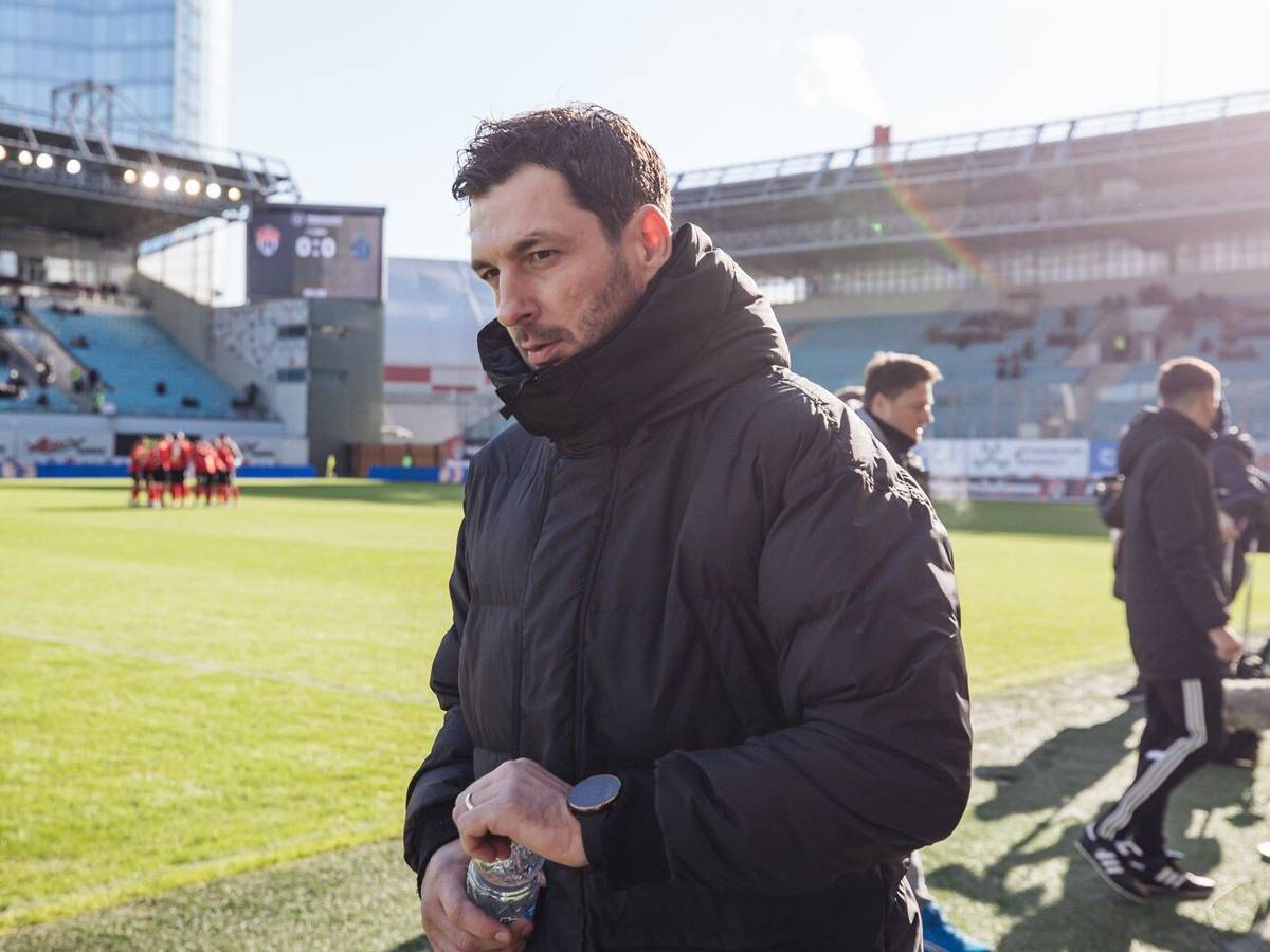Trainer Sandro Schwarz steht beim Spiel von Dynamo Moskau am Spielfeldrand.