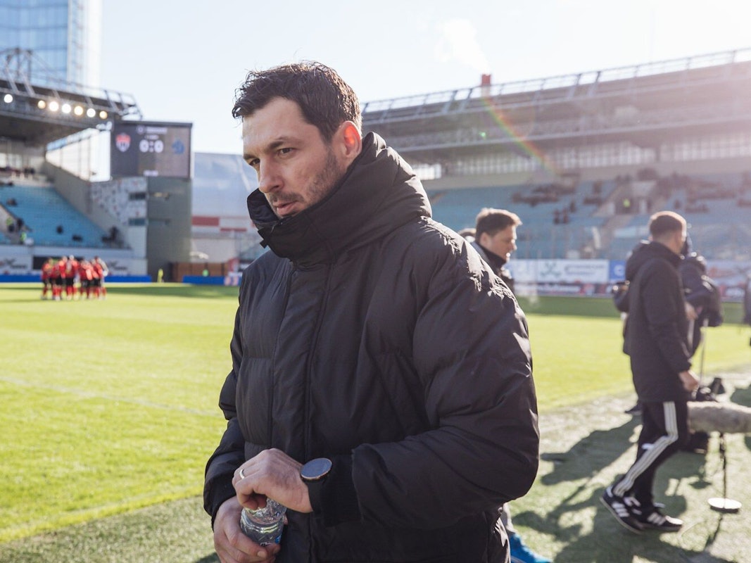 Trainer Sandro Schwarz steht beim Spiel von Dynamo Moskau am Spielfeldrand.