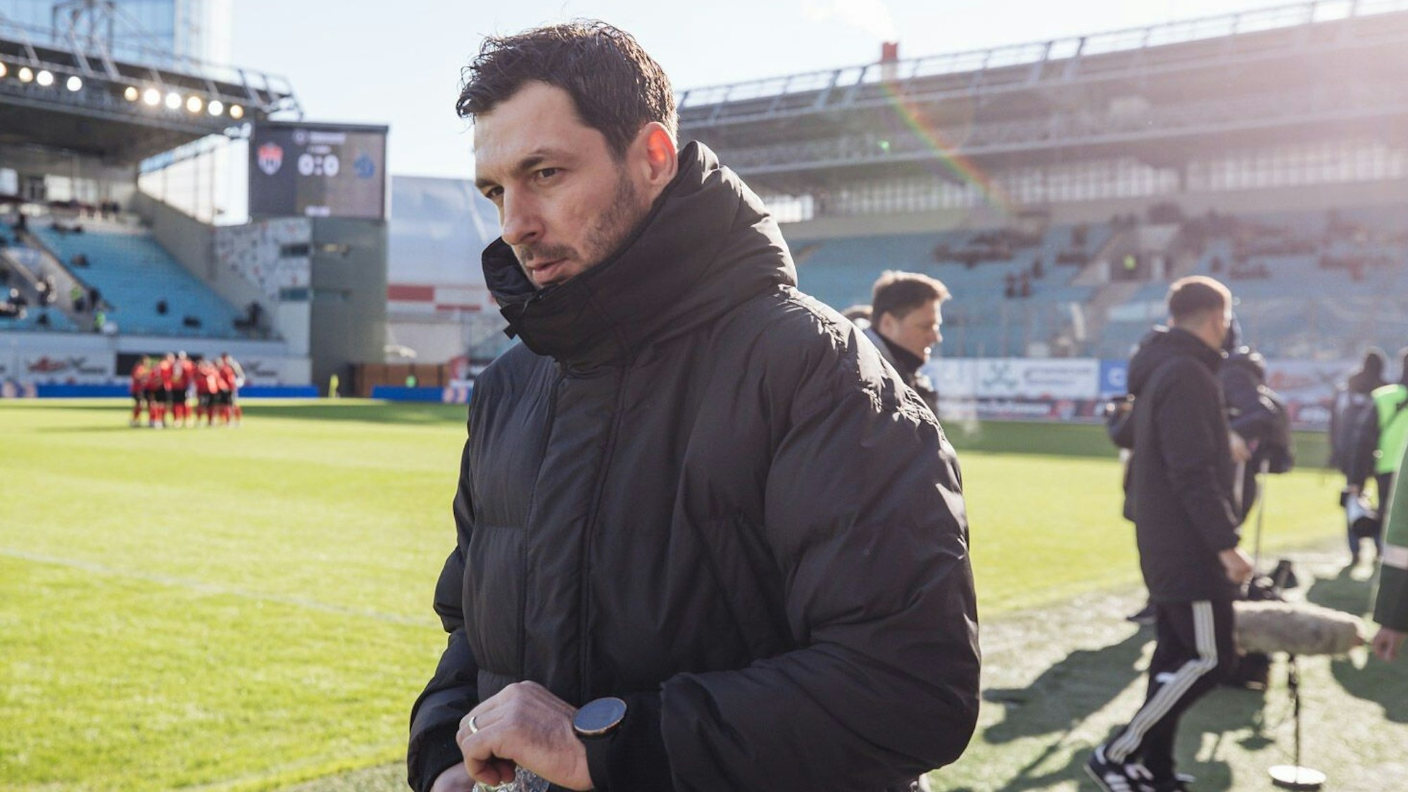 Trainer Sandro Schwarz steht beim Spiel von Dynamo Moskau am Spielfeldrand.