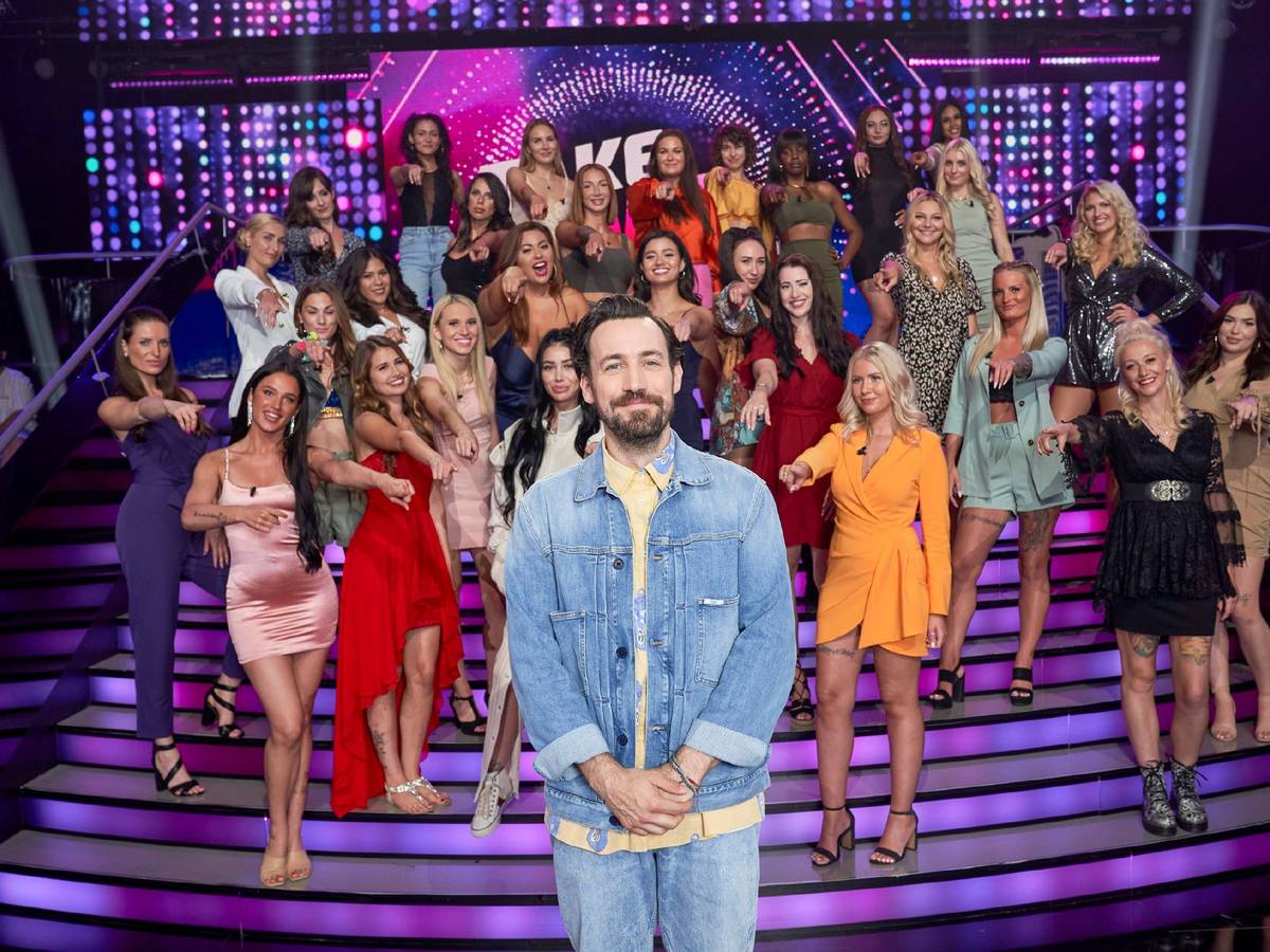 Jan Köppen beim Dreh der aktuellen Staffel von „Take Me Out“. Kandidat Max ist in der Folge vom 5. März kein Unbekannter.