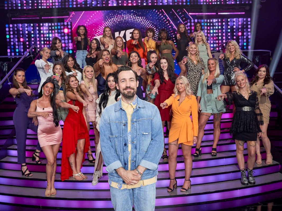 Jan Köppen beim Dreh der aktuellen Staffel von „Take Me Out“. Kandidat Max ist in der Folge vom 5. März kein Unbekannter.