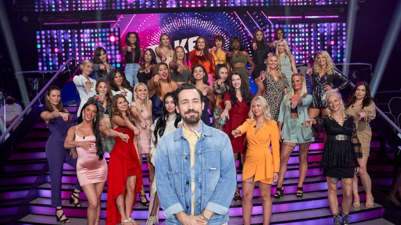 Jan Köppen beim Dreh der aktuellen Staffel von „Take Me Out“. Kandidat Max ist in der Folge vom 5. März kein Unbekannter.
