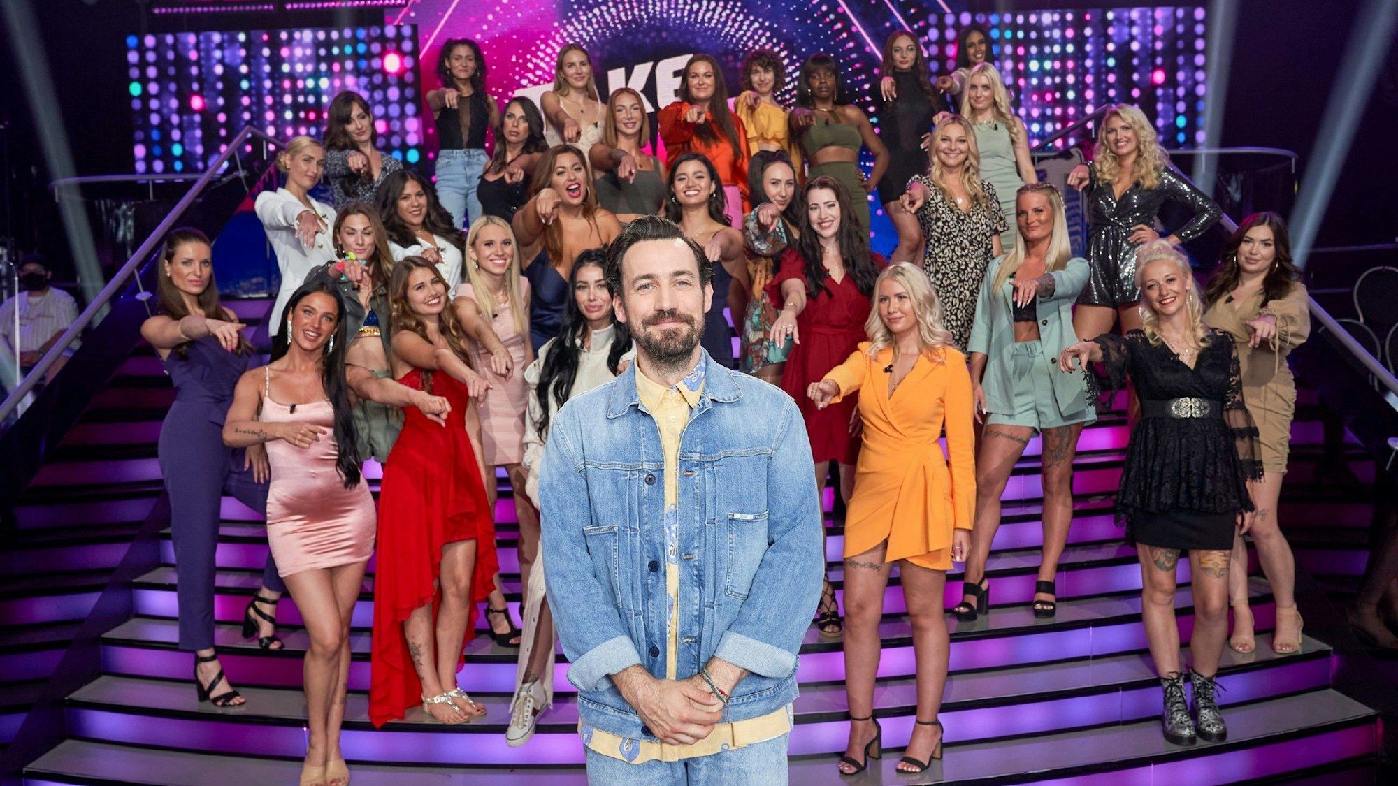 Jan Köppen beim Dreh der aktuellen Staffel von „Take Me Out“. Kandidat Max ist in der Folge vom 5. März kein Unbekannter.