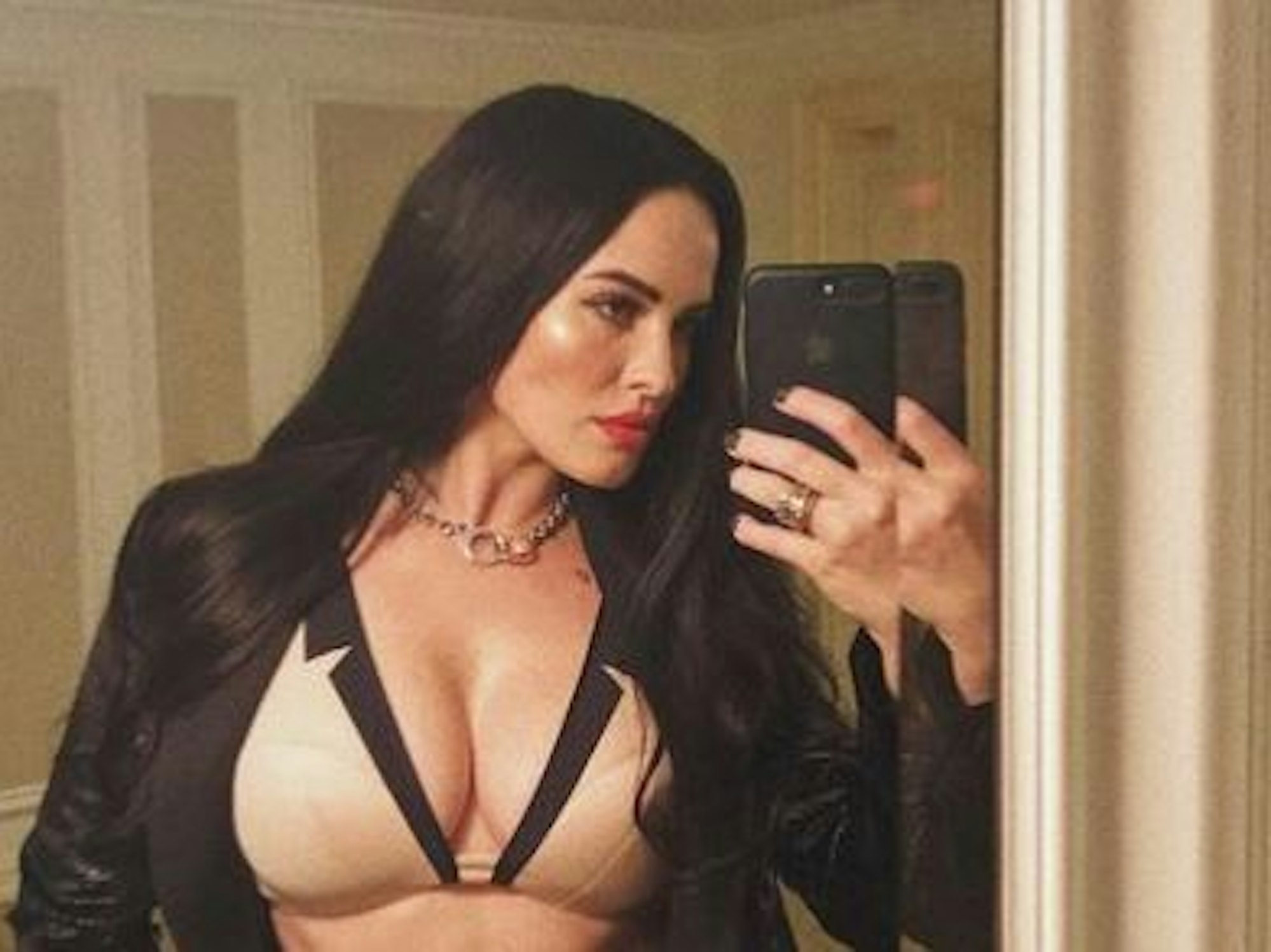 Dasha Astafieva (hier ein Selfie auf Instagram) befindet sich eigenen Angaben zufolge im Keller eines Hauses in Kiew.