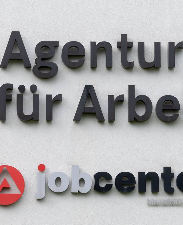 Das Logo der Agentur für Arbeit und des Jobcenters ist an dem Gebäudekomplex der Behörde in Sangerhausen zu sehen.