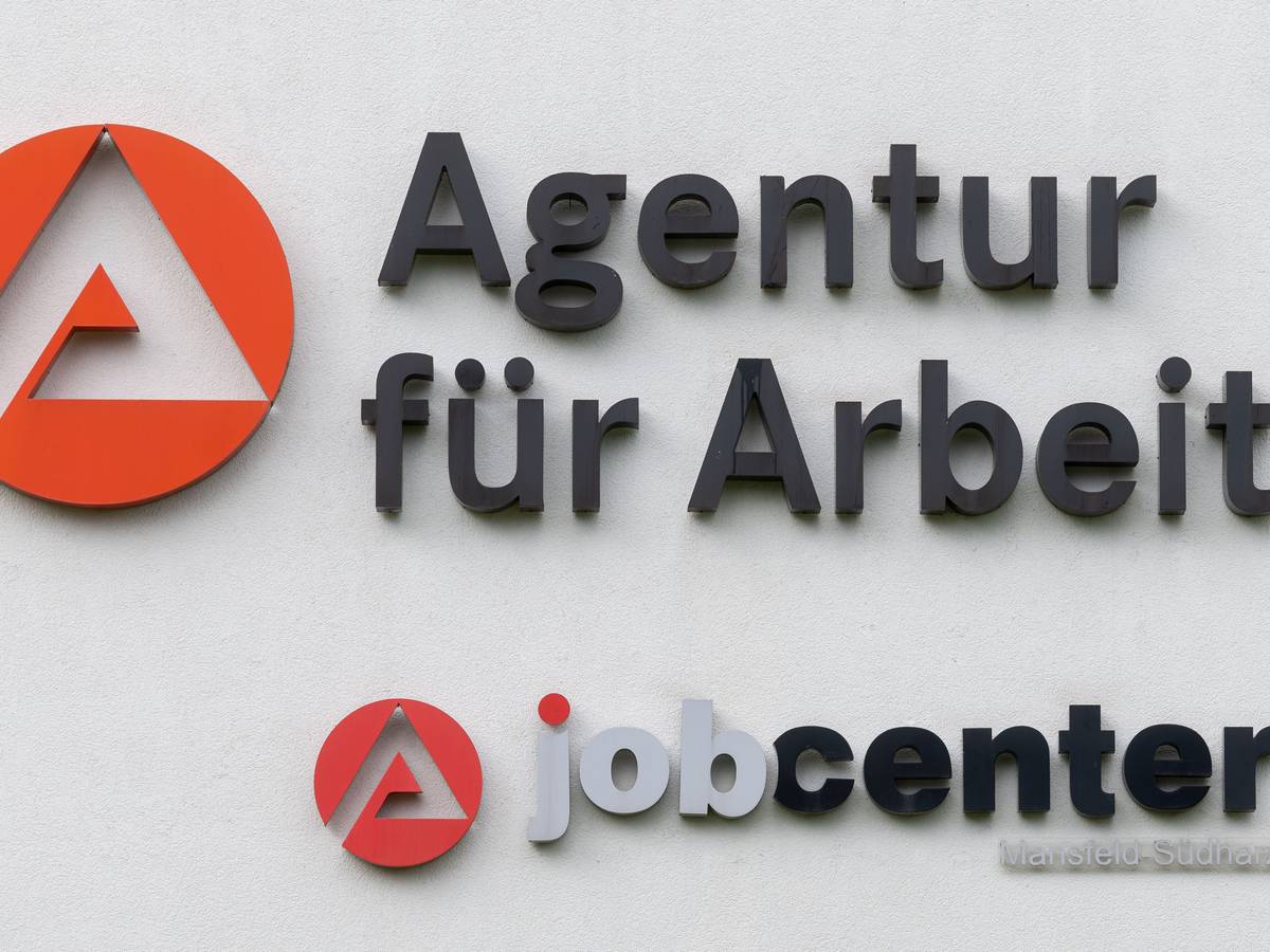 Das Logo der Agentur für Arbeit und des Jobcenters ist an dem Gebäudekomplex der Behörde in Sangerhausen zu sehen.