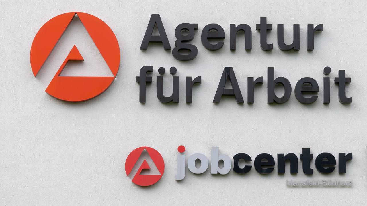 Das Logo der Agentur für Arbeit und des Jobcenters ist an dem Gebäudekomplex der Behörde in Sangerhausen zu sehen.