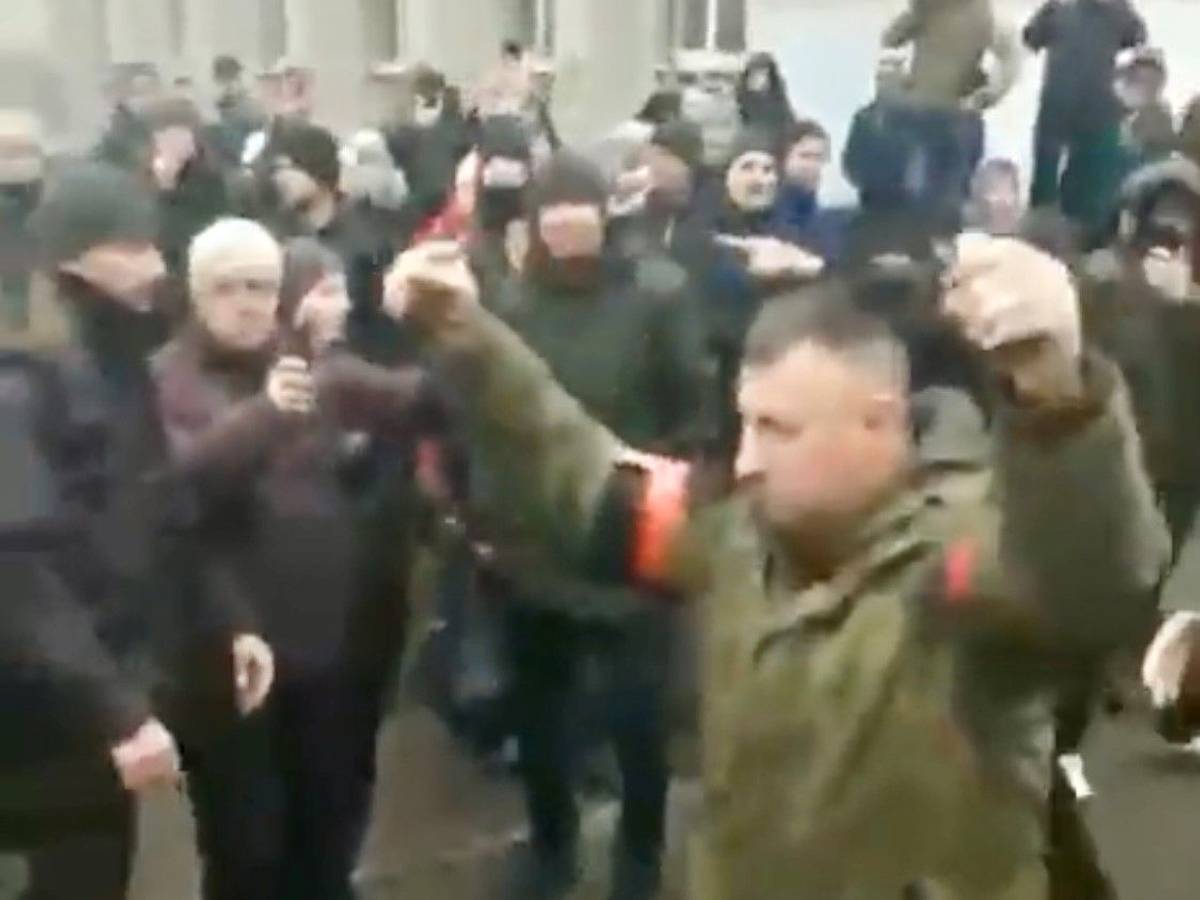 Der Ausschnitt des Twitter-Videos zeigt eine russische Delegation in Konotop (Oblast Sumy), die dem Stadtrat ihre Kapitulationsbedingungen diktierten. Sie verließen anschließend die Verhandlungen mit erhobenen Händen, wurden von den Menschen mit „Schande“ beschimpft.