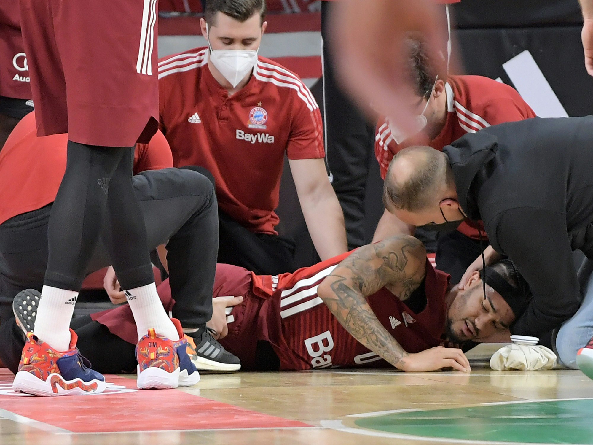 Bayern-Basketballer Nick Weiler-Babb wird behandelt.