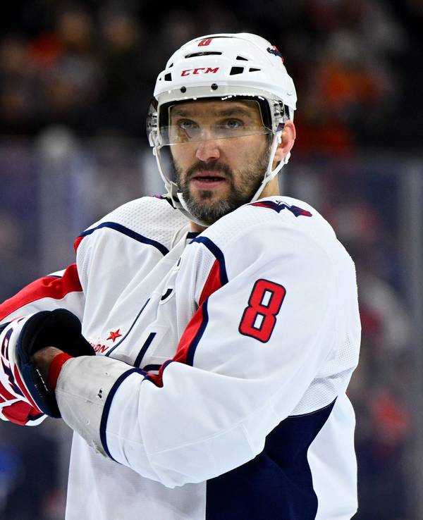 Alexander Owetschkin bei einem Eishockey-Spiel der NHL. Der Russe steht für seine Nähe zu Präsident Wladimir Putin in der Kritik.