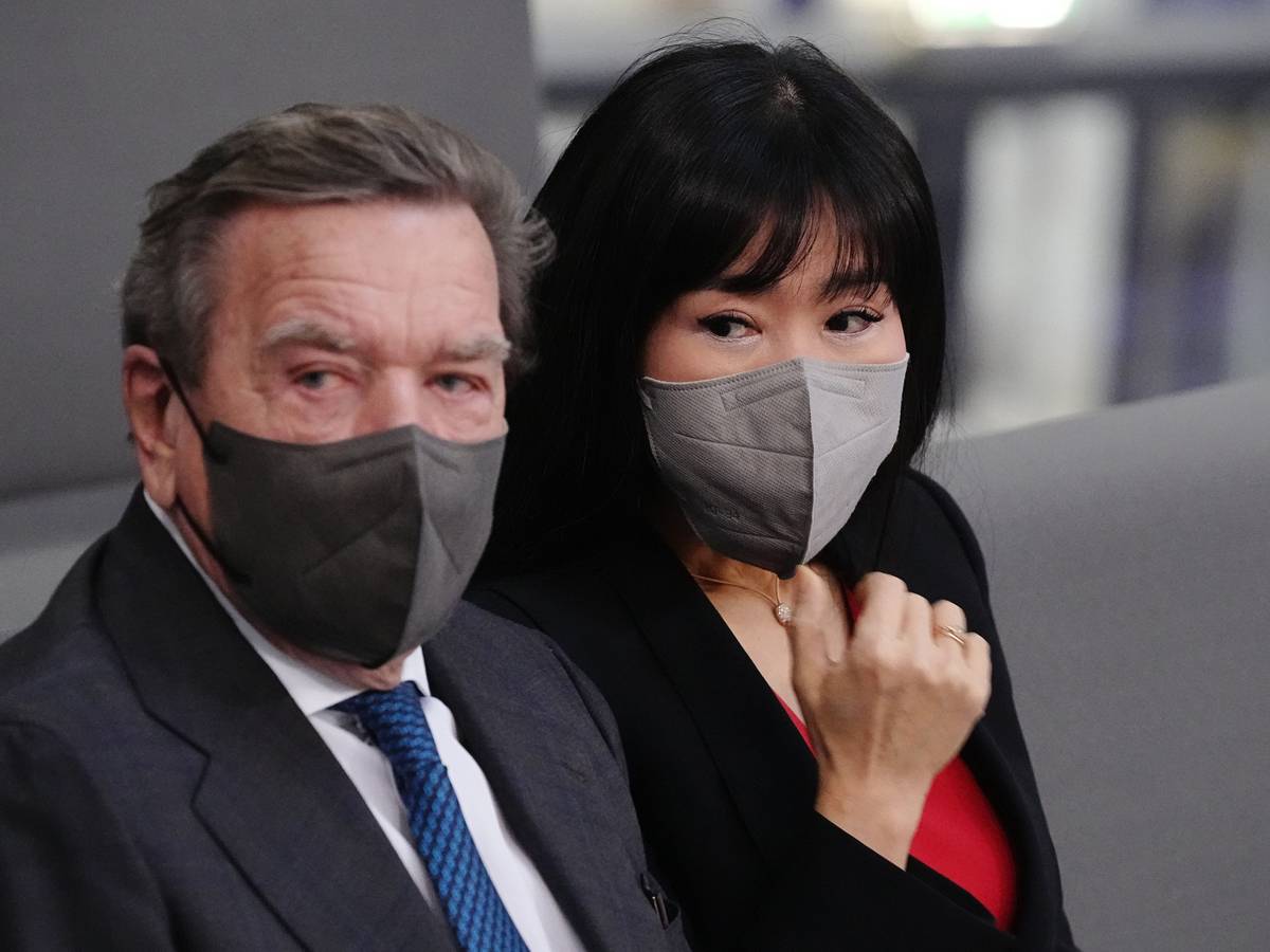 Gerhard Schröder (SPD), Bundeskanzler a.D., und seine Frau Soyeon Schröder-Kim vor der Kanzlerwahl am 8. Dezember 2021 auf der Tribüne im Bundestag.