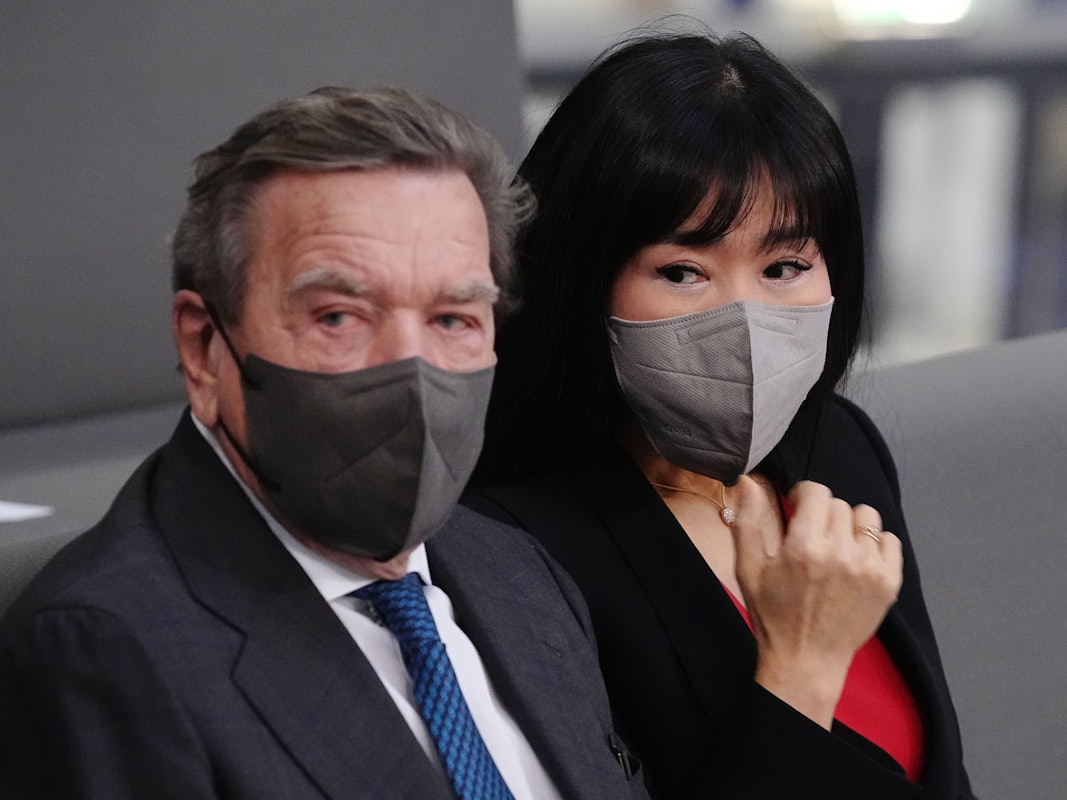 Gerhard Schröder (SPD), Bundeskanzler a.D., und seine Frau Soyeon Schröder-Kim vor der Kanzlerwahl am 8. Dezember 2021 auf der Tribüne im Bundestag.