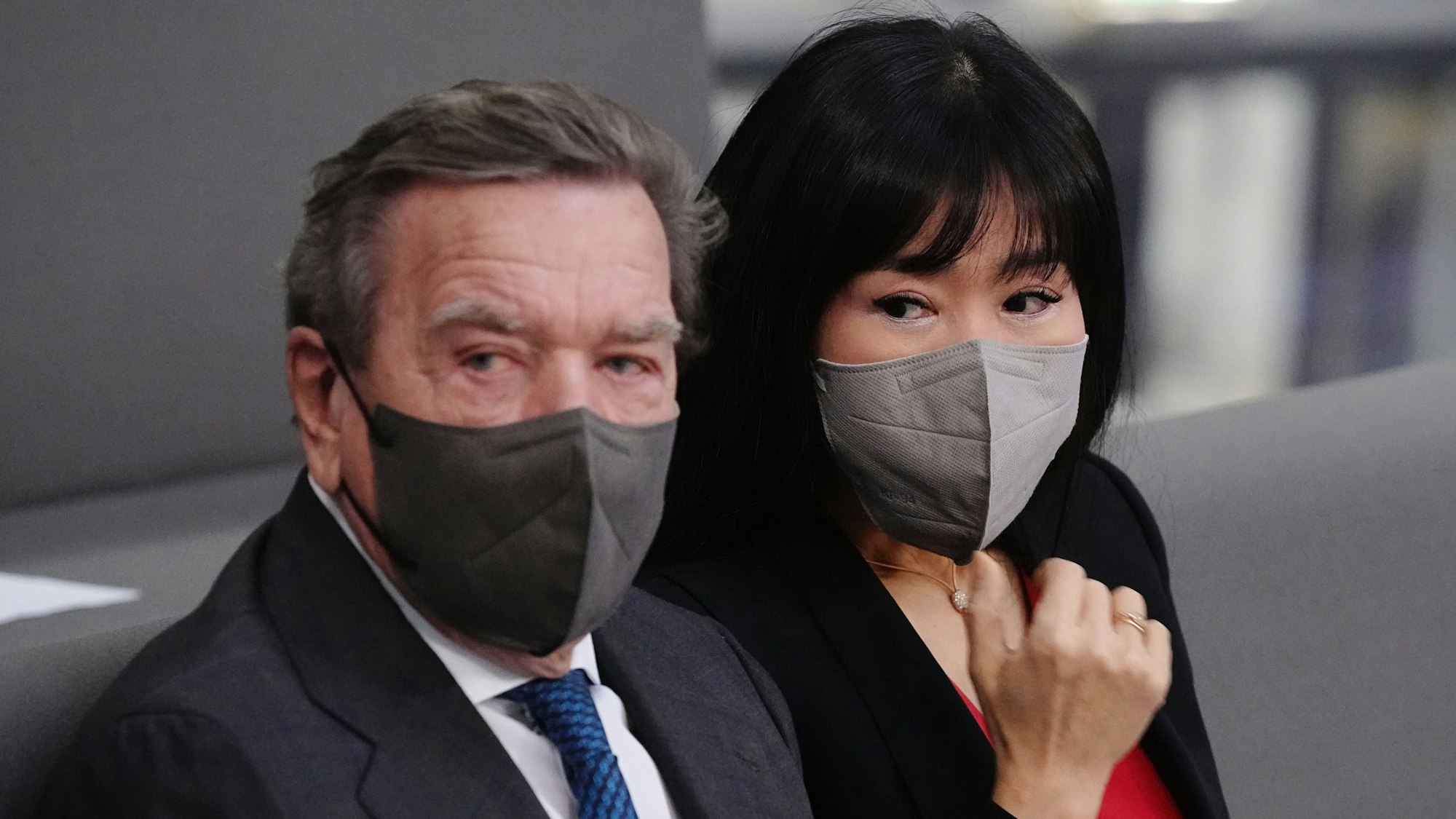 Gerhard Schröder (SPD), Bundeskanzler a.D., und seine Frau Soyeon Schröder-Kim vor der Kanzlerwahl am 8. Dezember 2021 auf der Tribüne im Bundestag.