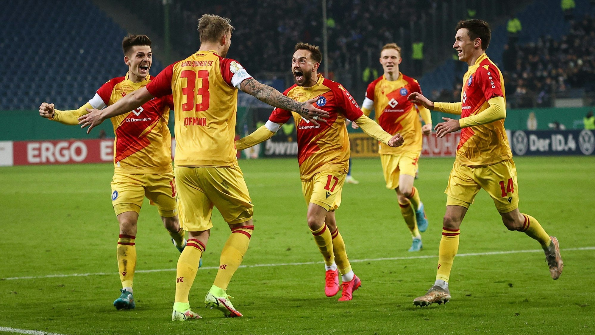Philipp Hofmann jubelt mit seinen Teamkollegen über sein Tor zum 2:0 beim HSV