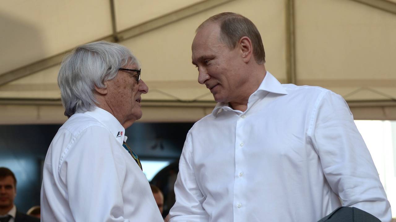 Bernie Ecclestone (l.) und Russland-Präsident Putin sprechen während des Formel-1-Rennens in Sotschi.