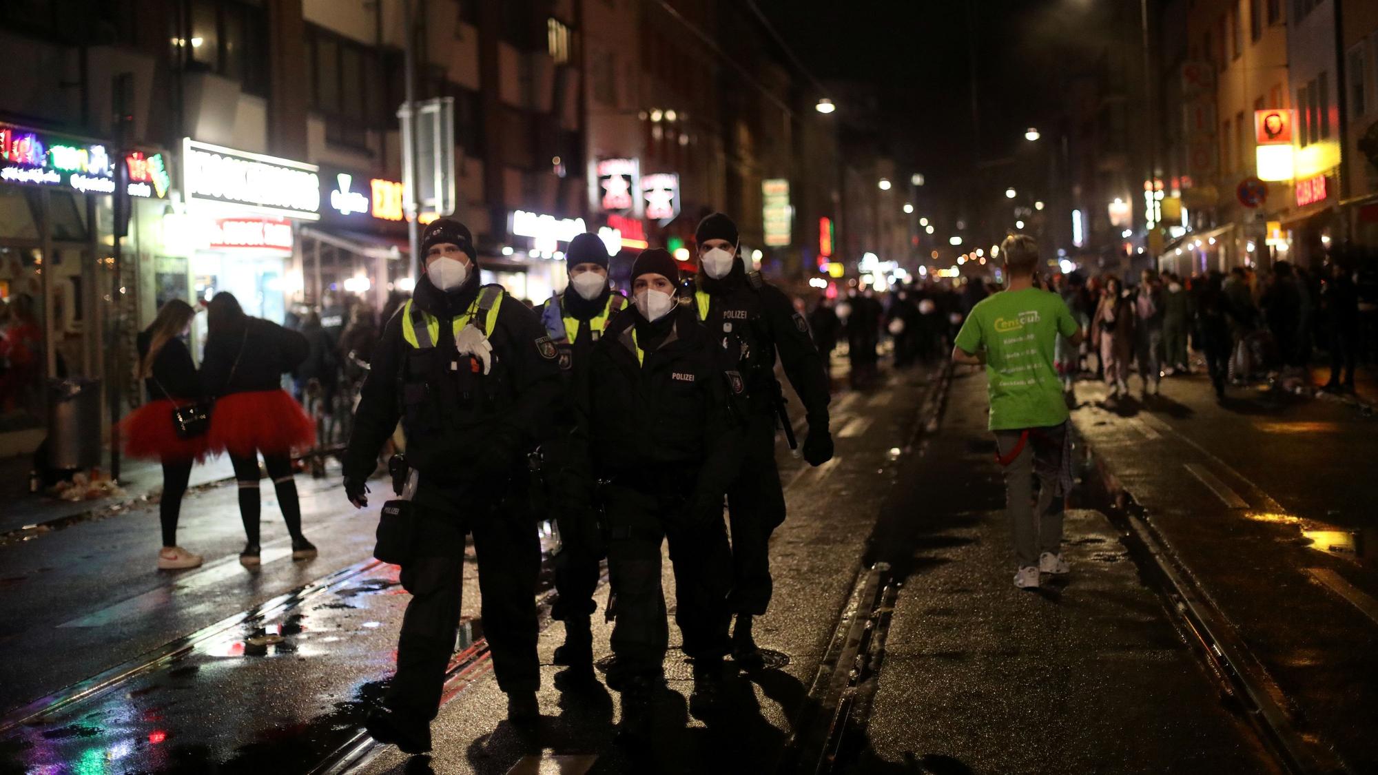 Eine Polizeipatrouille an Weiberfastnacht auf der Zülpicher Straße.