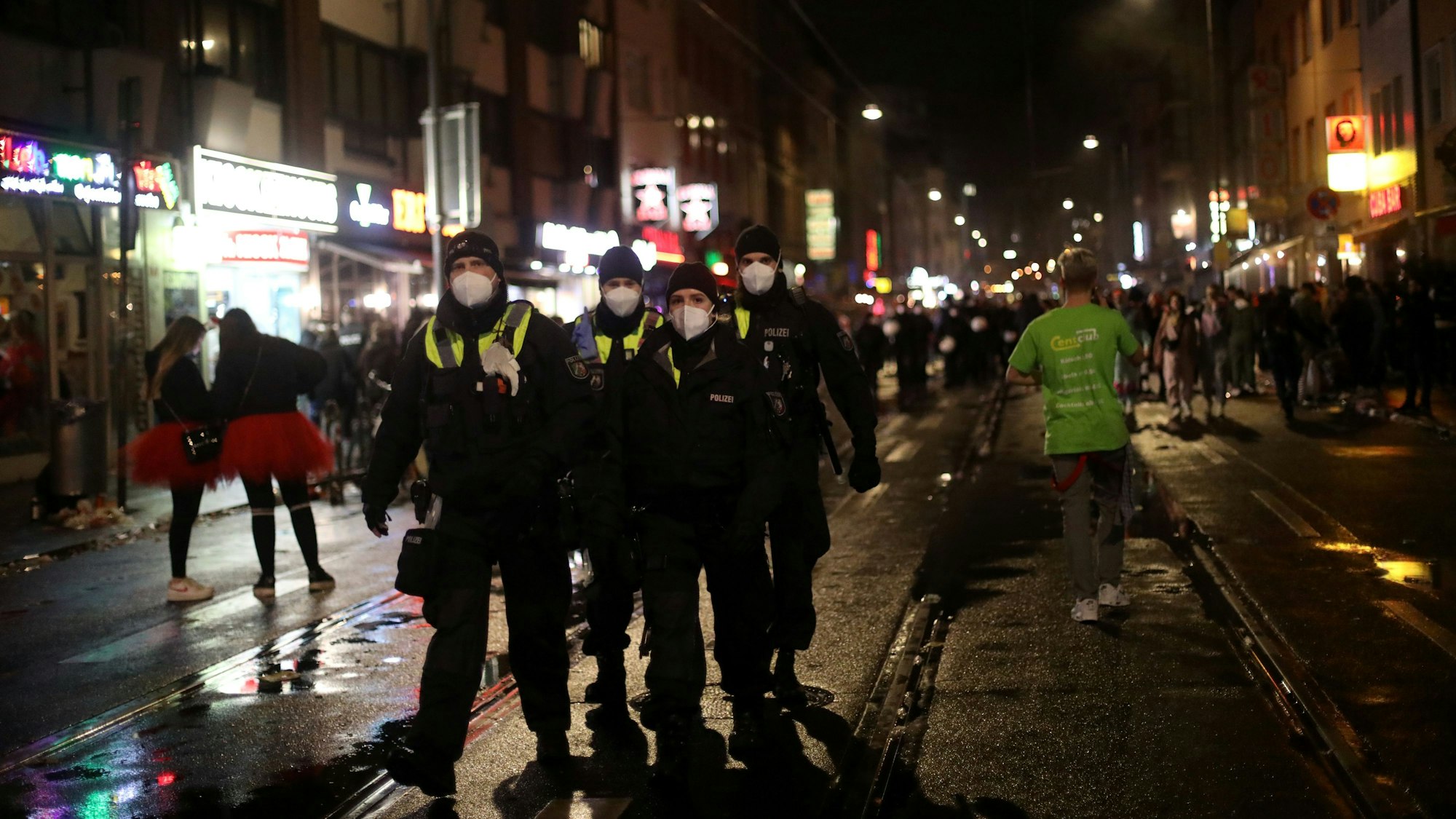 Eine Polizeipatrouille an Weiberfastnacht auf der Zülpicher Straße.