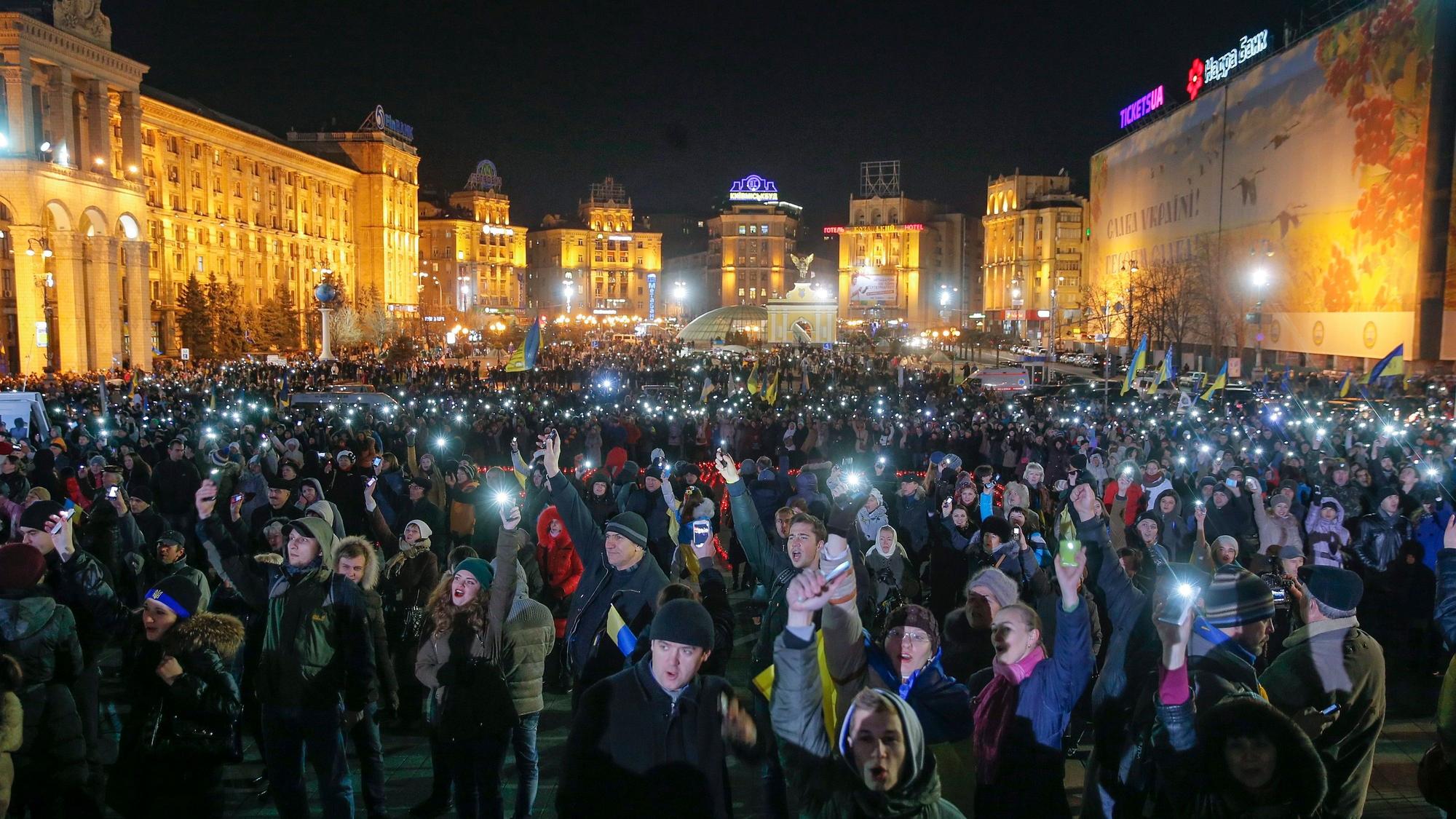 Warum greift Russland die Ukraine an? Ukrainerinnen und Ukrainer halten im November 2014 ein Jahr nach dem Start der „Euromaidan“-Bewegung in Kiew ihre Smartphones in die Luft.