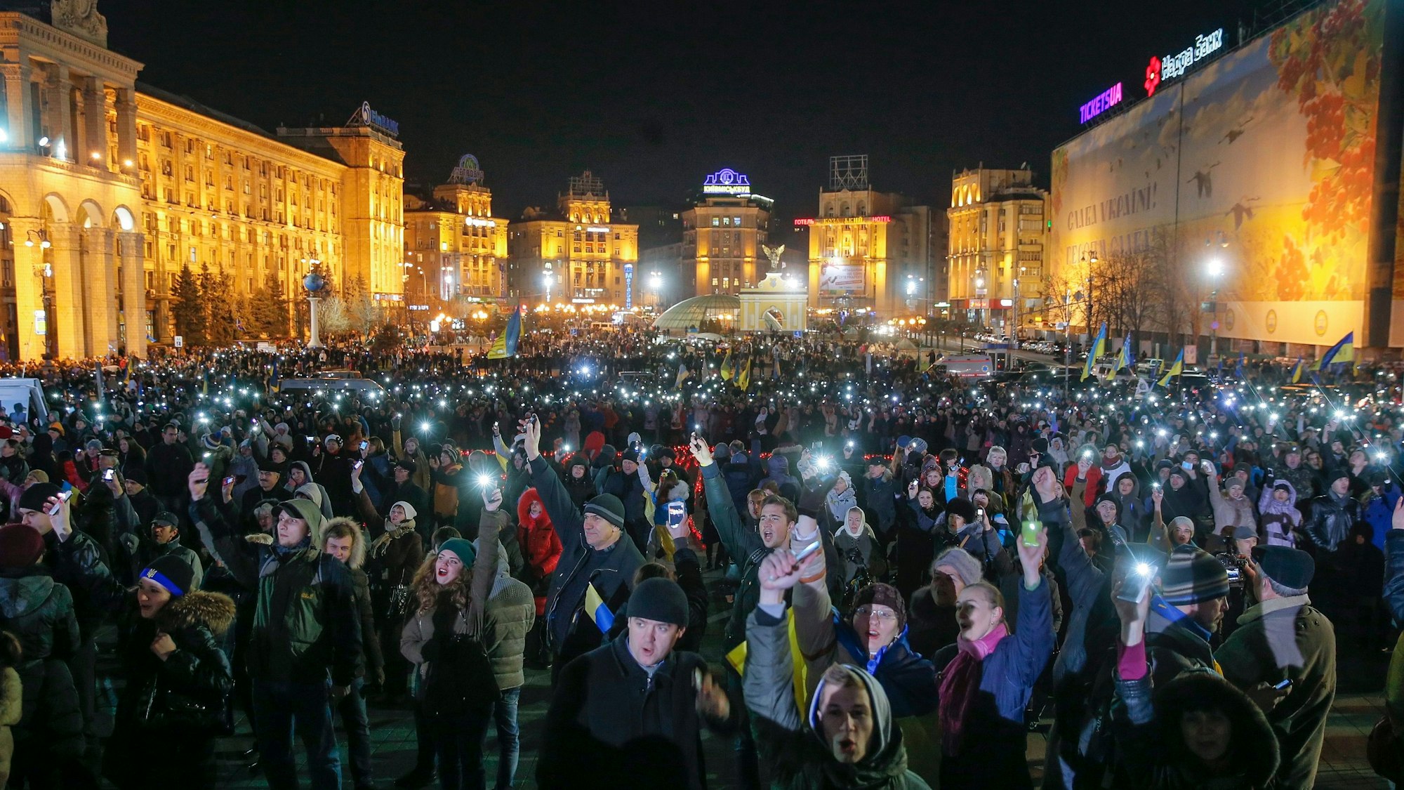 Warum greift Russland die Ukraine an? Ukrainerinnen und Ukrainer halten im November 2014 ein Jahr nach dem Start der „Euromaidan“-Bewegung in Kiew ihre Smartphones in die Luft.