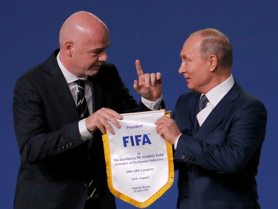 Gianni Infantino übergibt Wladimir Putin einen Wimpel der FIFA.