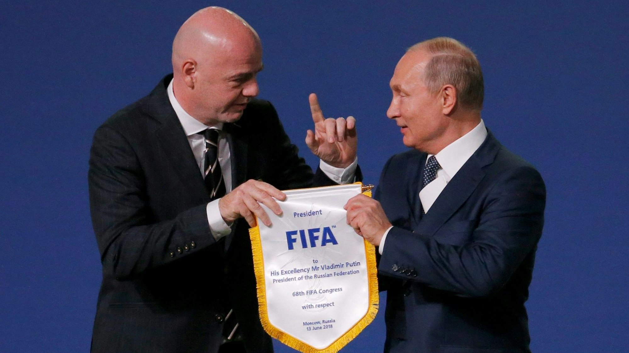 Gianni Infantino übergibt Wladimir Putin einen Wimpel der FIFA.
