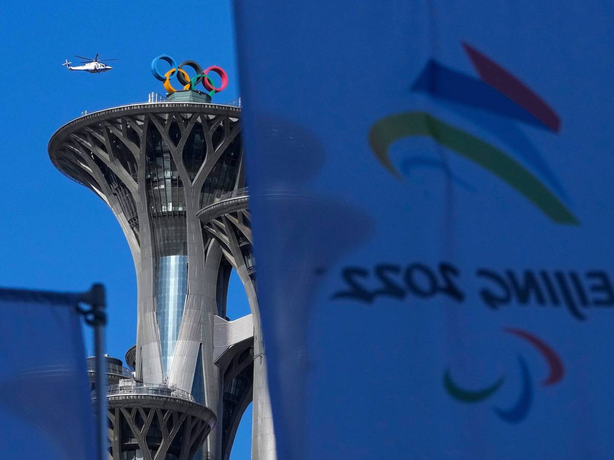 Die Flagge der Paralympics hinter dem Logo der olympischen Ringe am 2. März 2022 in China.