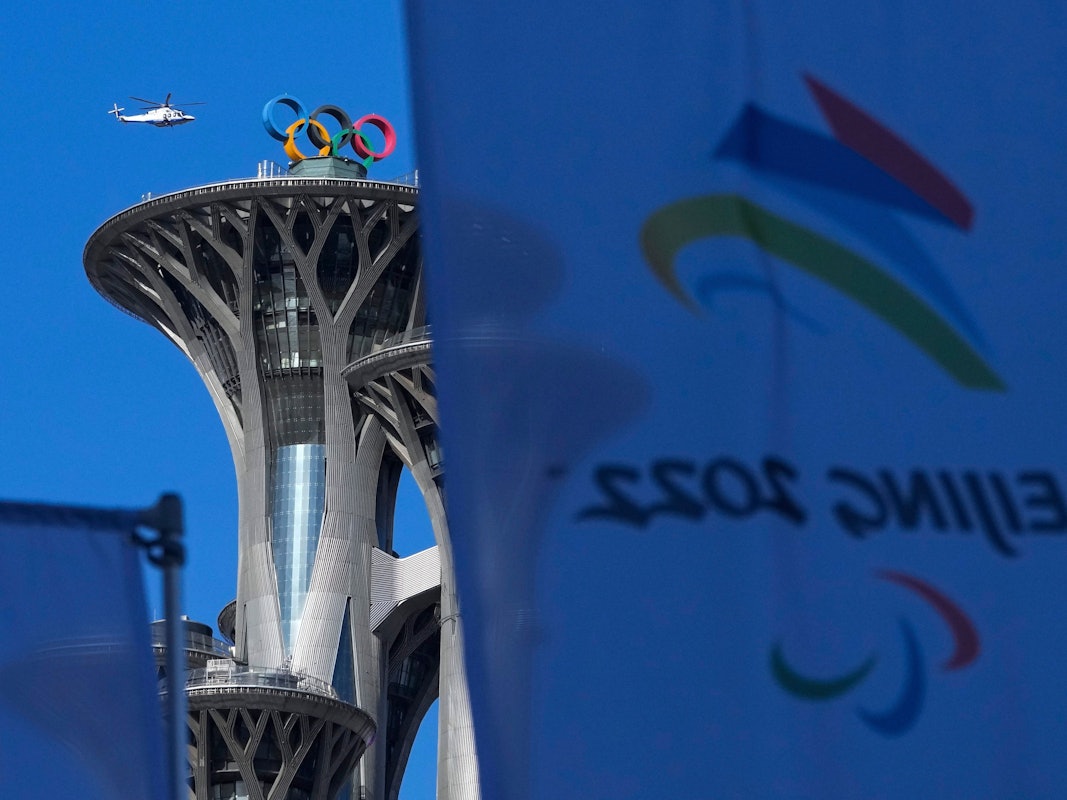 Die Flagge der Paralympics hinter dem Logo der olympischen Ringe am 2. März 2022 in China.