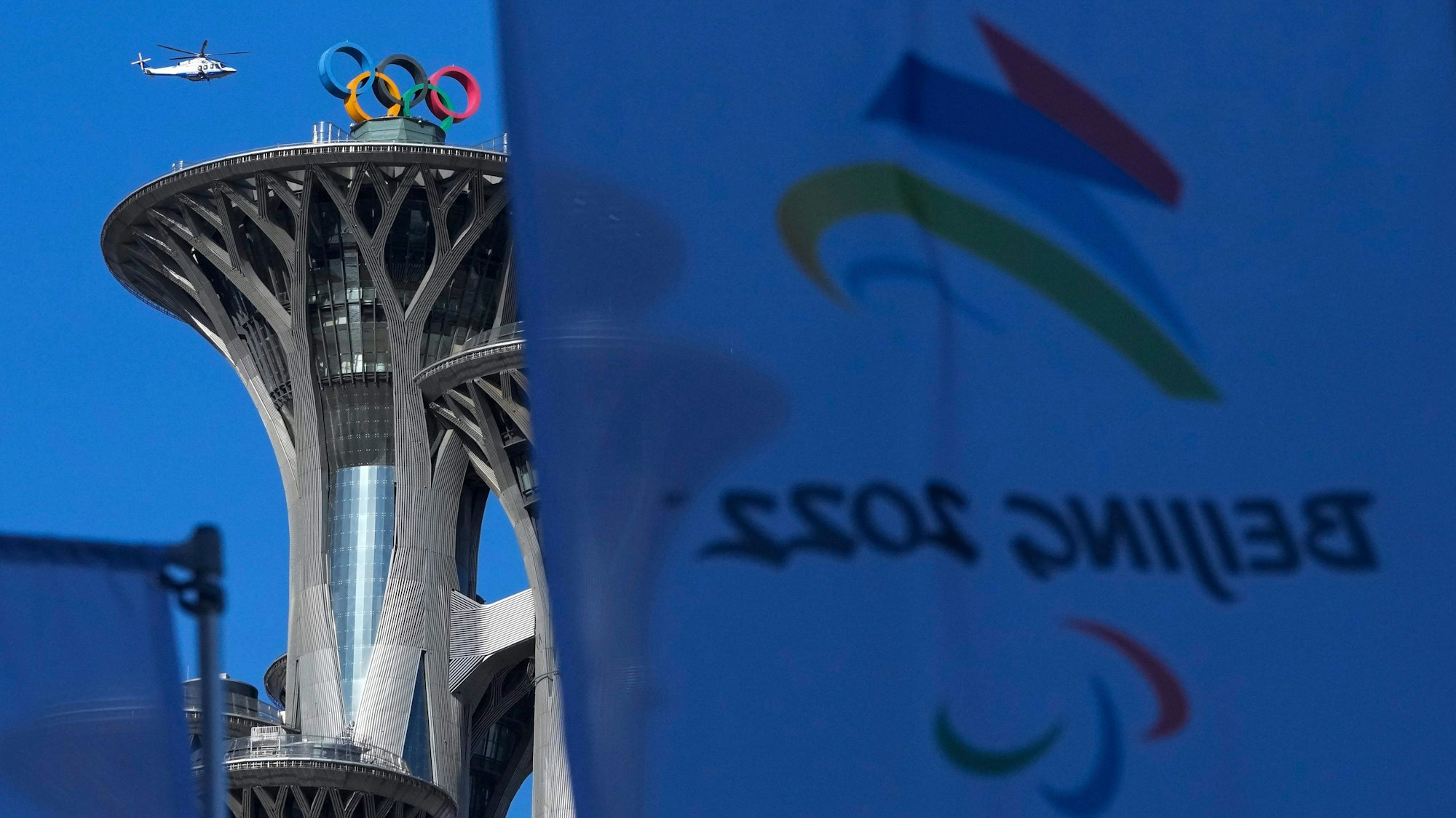 Die Flagge der Paralympics hinter dem Logo der olympischen Ringe am 2. März 2022 in China.