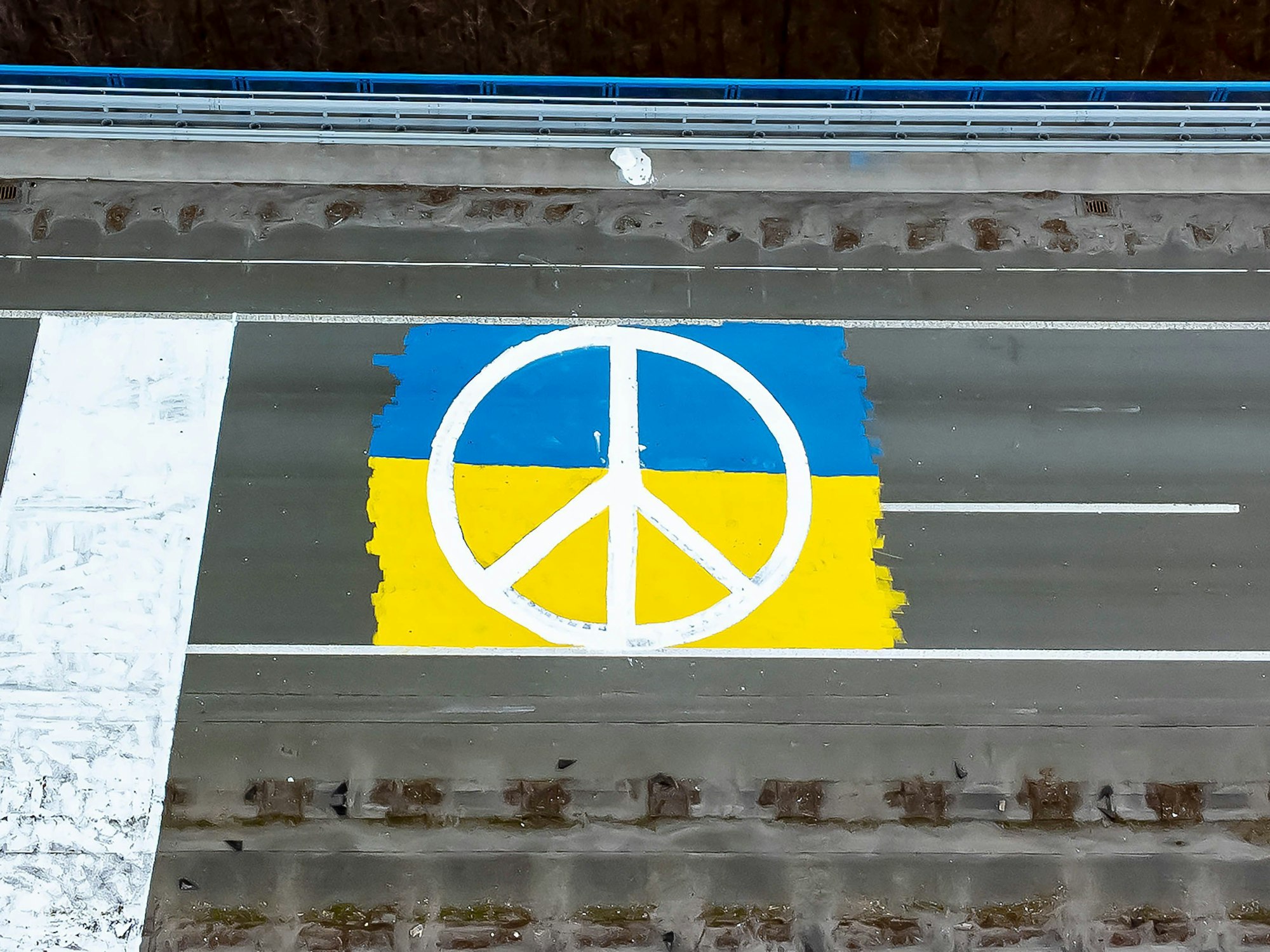 Ein Peacezeichen mit den ukrainischen Nationalfarben