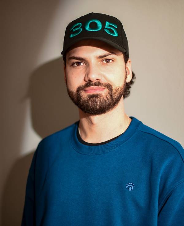 Sänger, Schauspieler und Moderator Jimi Blue Ochsenknecht im März 2021 bei Dreharbeiten für ein Musikvideo in Berlin. In seiner TV-Serie sprach der junge Vater über die Trennung mit Yeliz Koc.