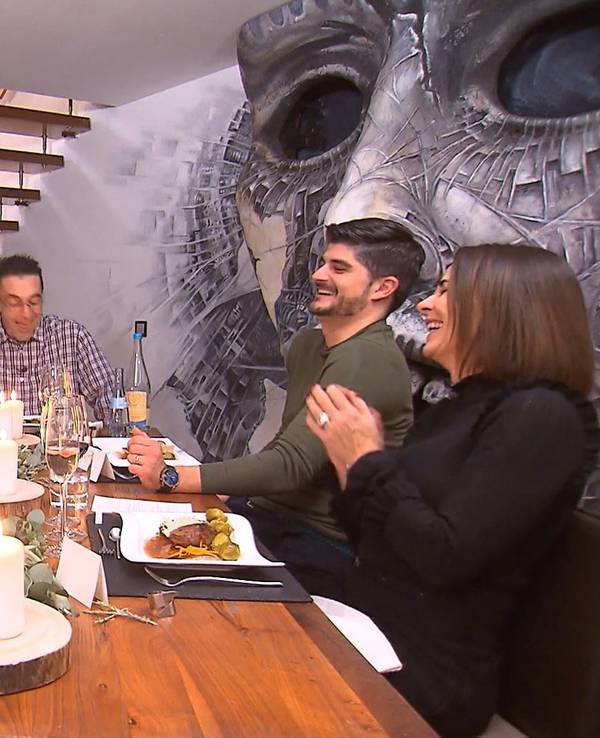 Dinnieren unter der Fratze: Kai-Uwe bieten seinen Gästen an Tag drei der RTL-Kochshow „Das perfekte Dinner“ ein nicht alltägliches Ambiente.
