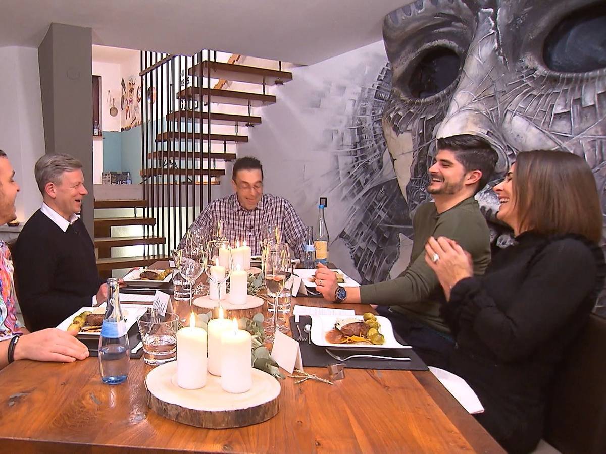 Dinnieren unter der Fratze: Kai-Uwe bieten seinen Gästen an Tag drei der RTL-Kochshow „Das perfekte Dinner“ ein nicht alltägliches Ambiente.