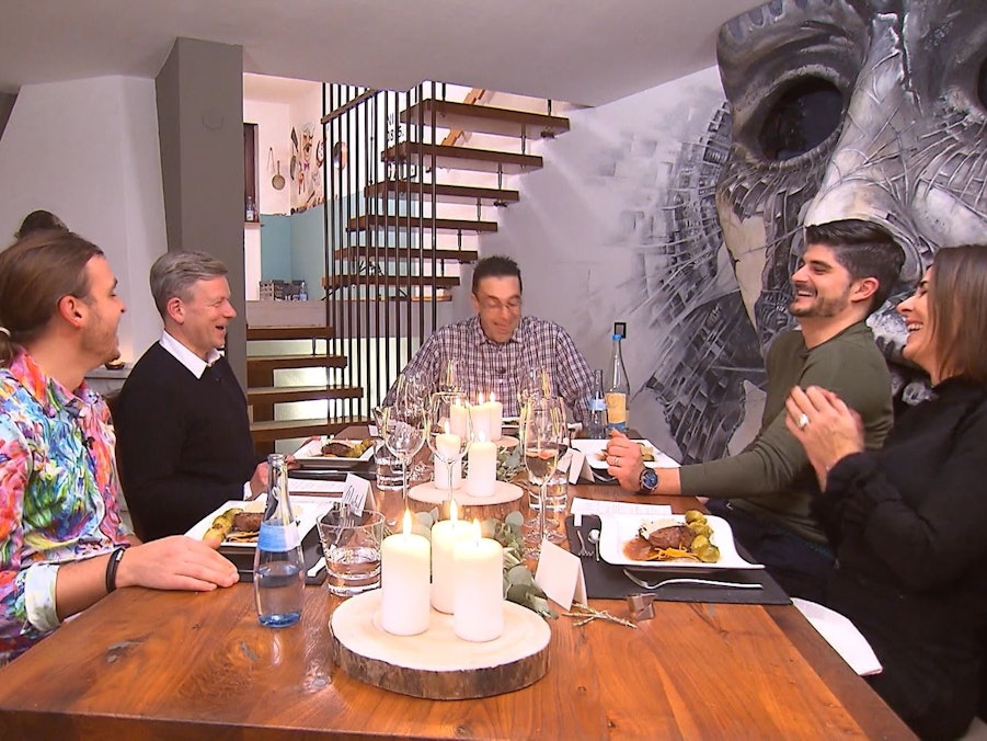 Dinnieren unter der Fratze: Kai-Uwe bieten seinen Gästen an Tag drei der RTL-Kochshow „Das perfekte Dinner“ ein nicht alltägliches Ambiente.