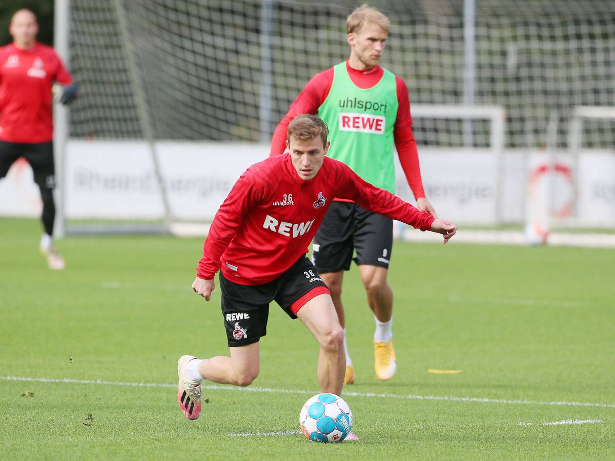 Niklas Hauptmann führt im Training des 1. FC Köln den Ball.