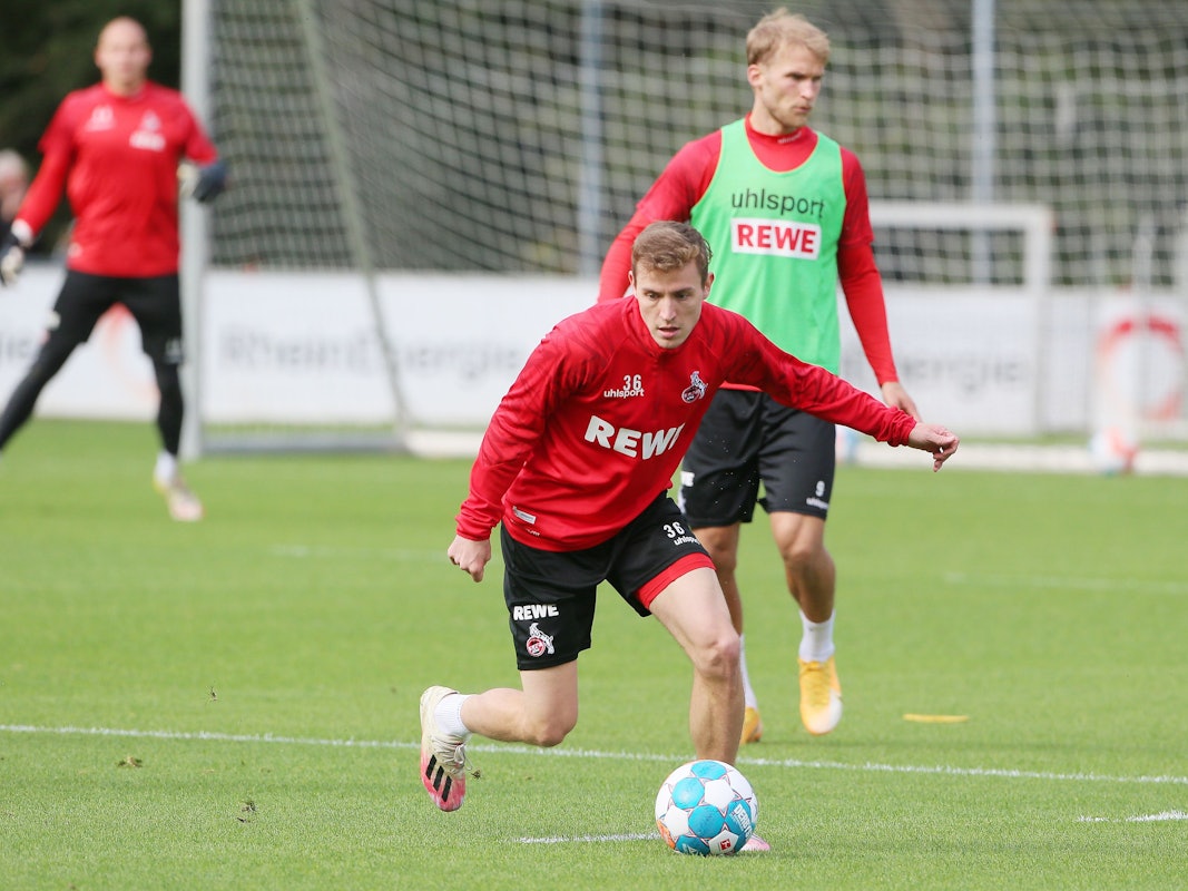 Niklas Hauptmann führt im Training des 1. FC Köln den Ball.