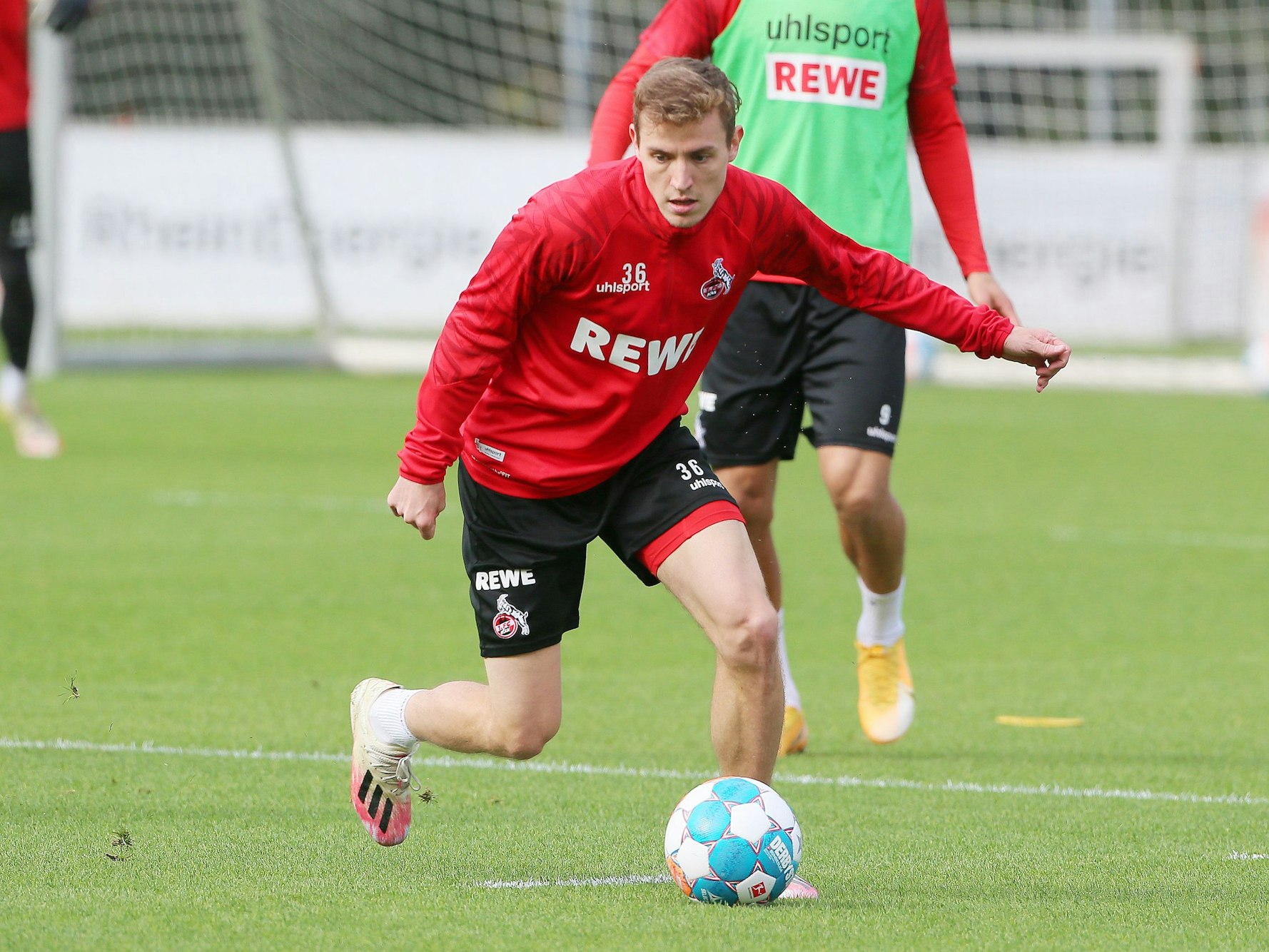 Niklas Hauptmann führt im Training des 1. FC Köln den Ball.