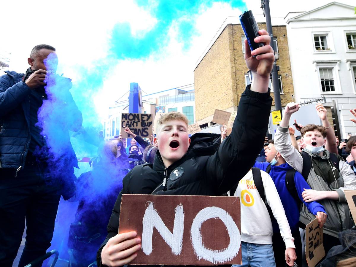 Fans von Chelsea protestieren vor Spielbeginn gegen die geplante Super League.