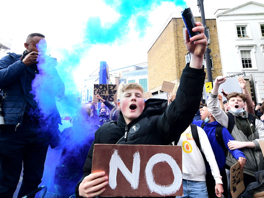 Fans von Chelsea protestieren vor Spielbeginn gegen die geplante Super League.