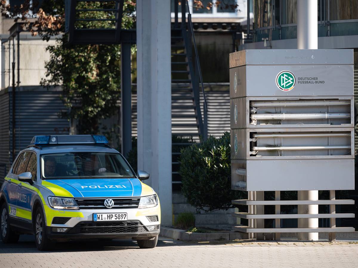 Ein Polizeiauto fährt an der Zentrale des Deutschen Fußball-Bundes entlang.