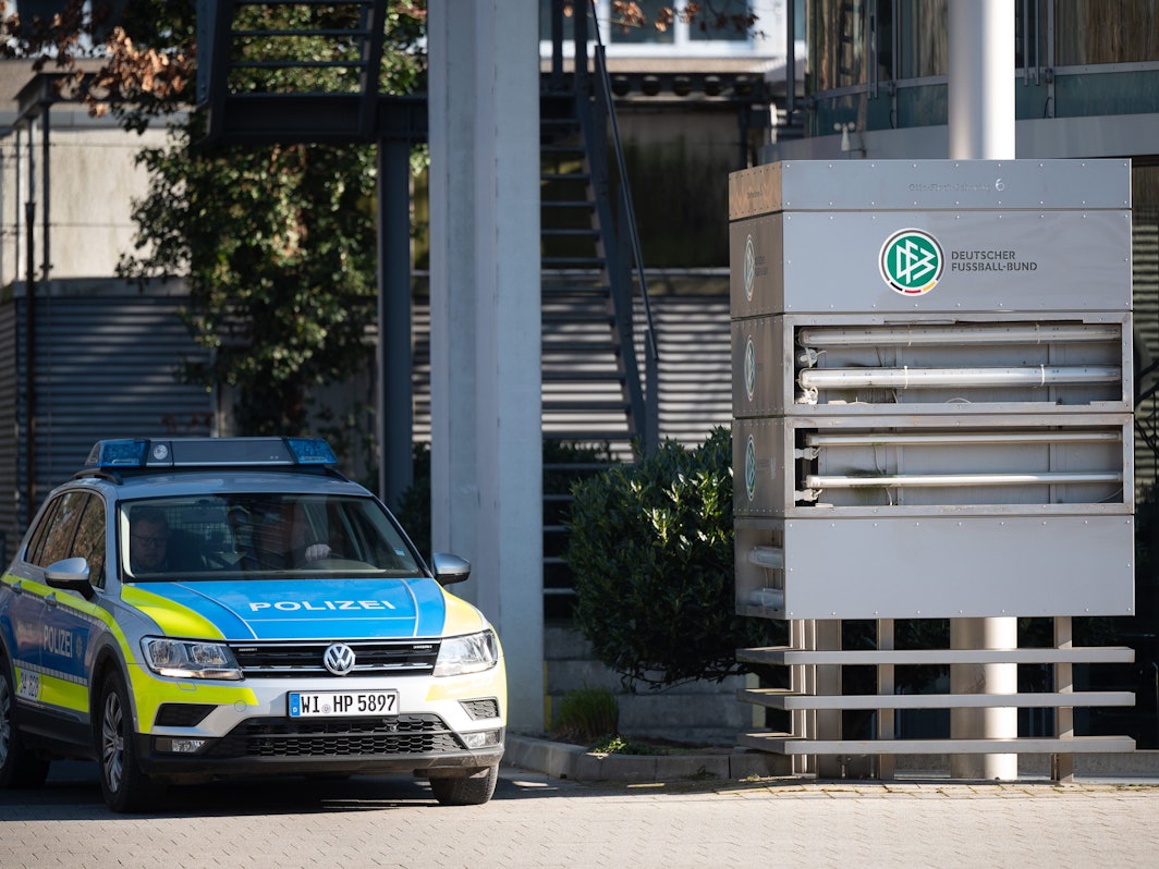 Ein Polizeiauto fährt an der Zentrale des Deutschen Fußball-Bundes entlang.